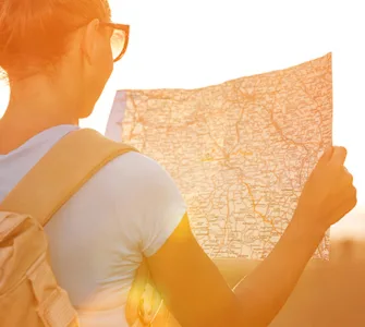 Voyage en Solo : image, photo d'une personne, une femme tenant une carte.