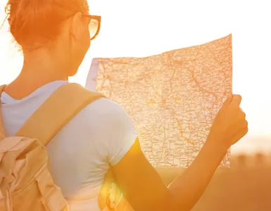 Voyage en Solo : image, photo d'une personne, une femme tenant une carte.