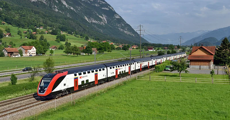 Image, photo d'un train traversant un paysage magnifique.