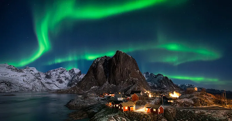 Image, photo affichant les aurores boréales vertes sur l'îles Lofoten.