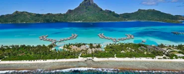 Voyager à Bora Bora : image de l'île paradisiaque avec ces bungalow, lagon…