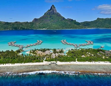 Voyager à Bora Bora : image de l'île paradisiaque avec ces bungalow, lagon…