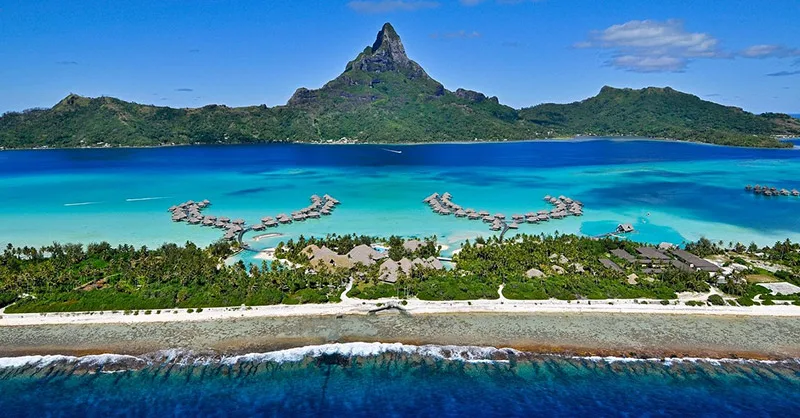 Voyager à Bora Bora : image de l'île paradisiaque avec ces bungalow, lagon…