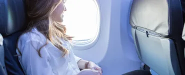Voyager en avion : image, photo d'une personne, une femme bien confortable dans un avion.