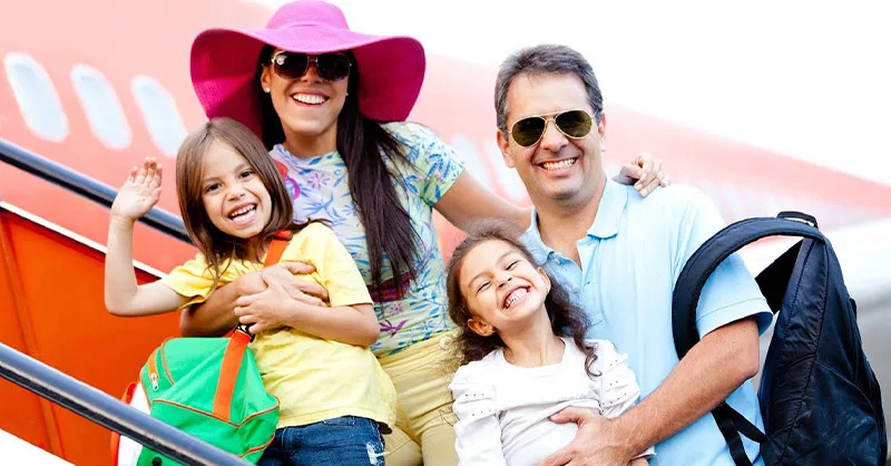 Voyager en famille : image, photo d'une famille prête pour le voyage.