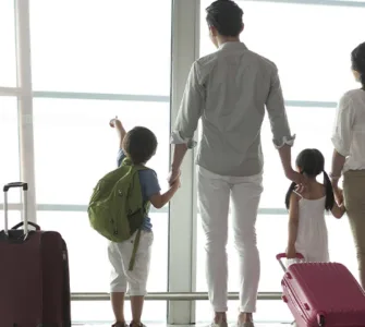 Voyager en famille : image, photo d'une famille en train de partir en voyage.