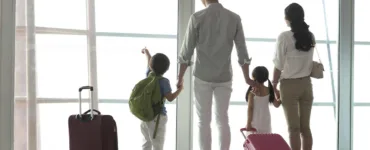Voyager en famille : image, photo d'une famille en train de partir en voyage.