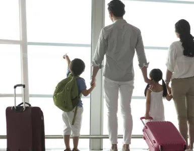 Voyager en famille : image, photo d'une famille en train de partir en voyage.