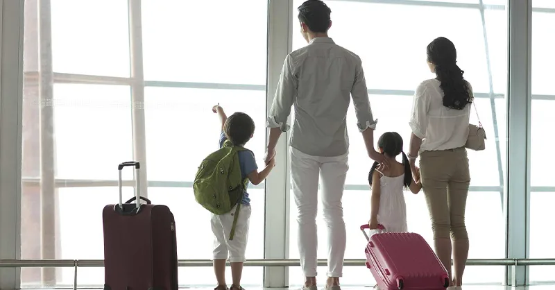 Voyager en famille : image, photo d'une famille en train de partir en voyage.